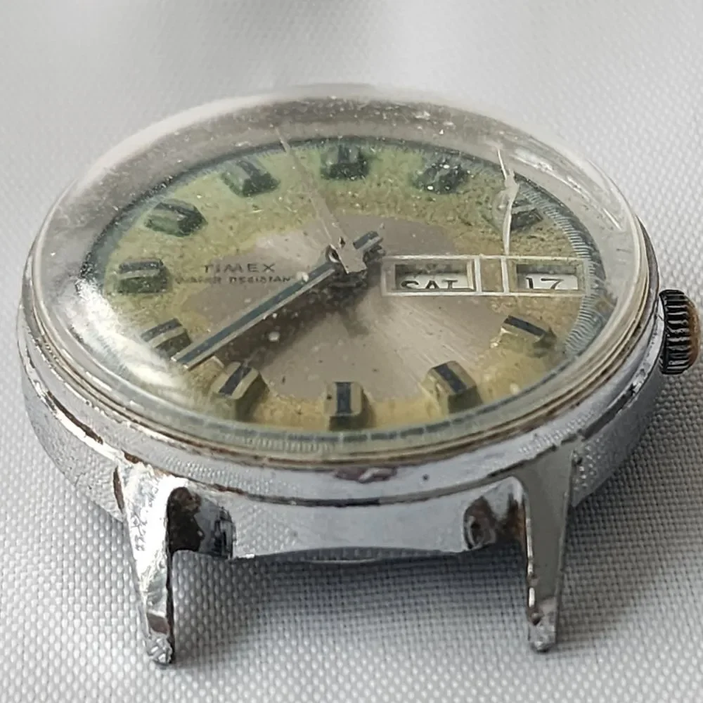 Timex Vintage Water Resistant Day Date Watch Silver Retro Collectible Timepiece‎